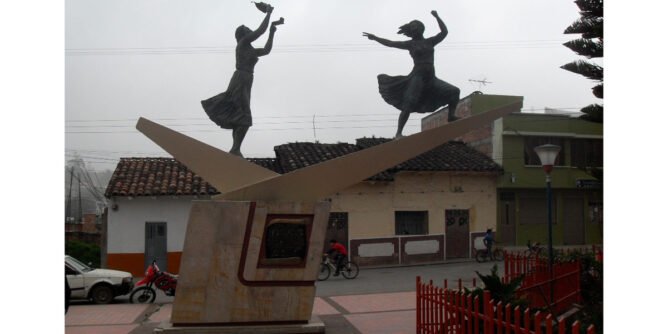 Manuela Cumbal y Francisca Aucú en el parque de Guaitarilla