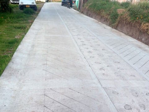Entregan placas huella en Barbacoas y Pasto para fortalecer la movilidad rural en Nariño Placa huella en Mocondino, Pasto