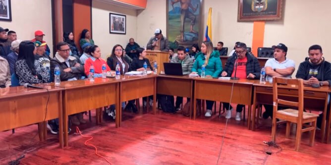 Reunión ganadores, alcaldes y funcionarios en el Concejo de Túquerres