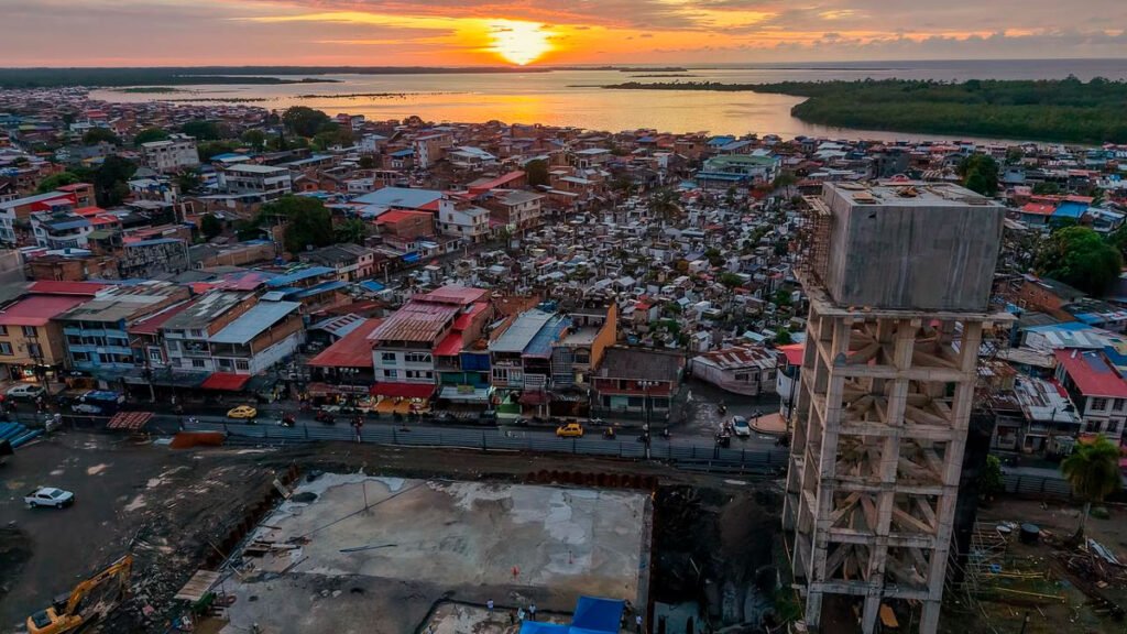 Tumaco, con el tanque elevado del acueducto