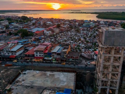 Tumaco, con el tanque elevado del acueducto