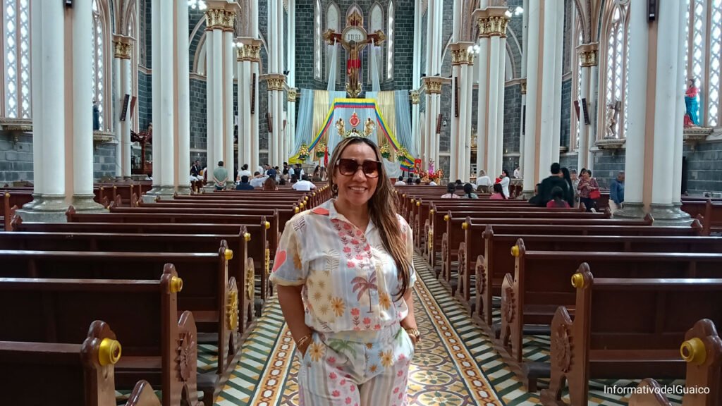 Profesora Ana Milena Palencia en la basílica Nuestra Señora del Rosario de Sandoná
