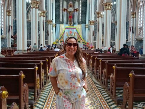 Profesora Ana Milena Palencia en la basílica Nuestra Señora del Rosario de Sandoná