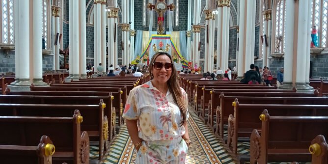 Profesora Ana Milena Palencia en la basílica Nuestra Señora del Rosario de Sandoná