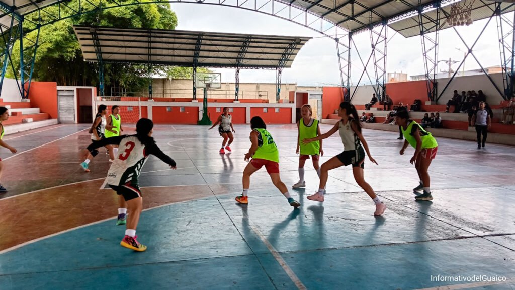 Partido de baloncesto de los intercolegiados en Sandoná