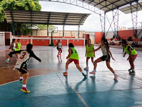 Partido de baloncesto de los intercolegiados en Sandoná