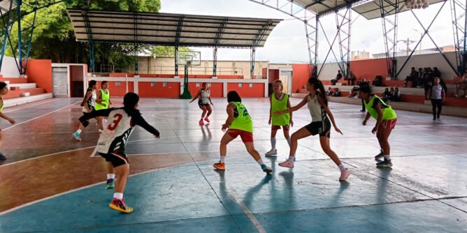 Partido de baloncesto de los intercolegiados en Sandoná
