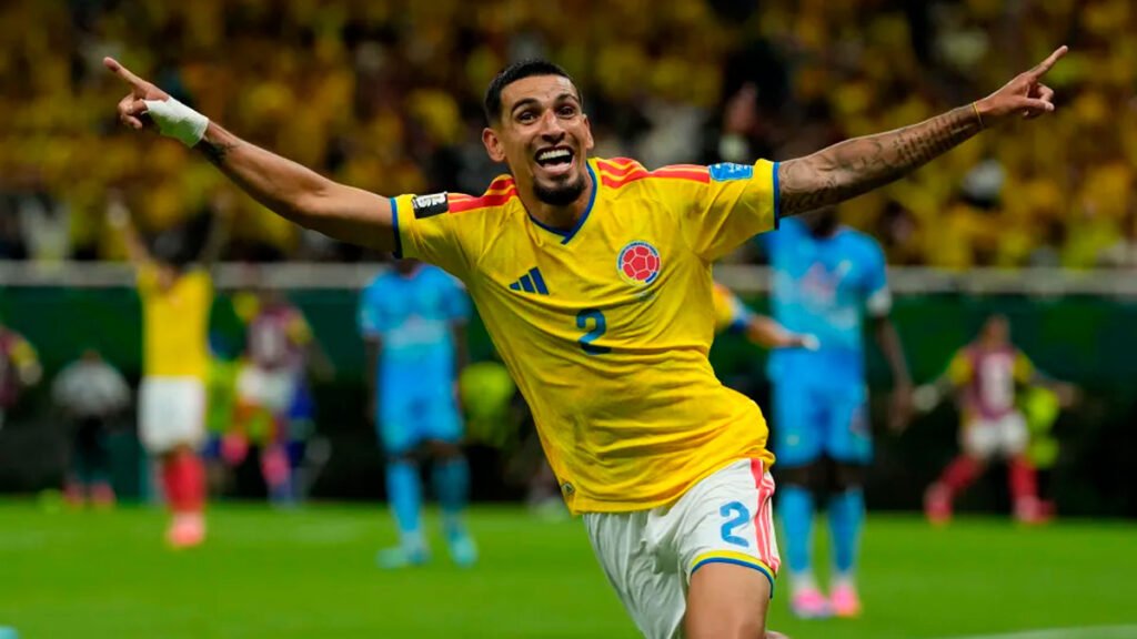 Daniel Muñoz celebra el gol de Colombia frente a RD Congo