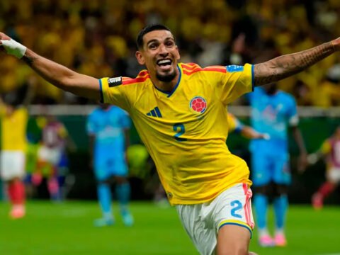 Daniel Muñoz celebra el gol de Colombia frente a RD Congo