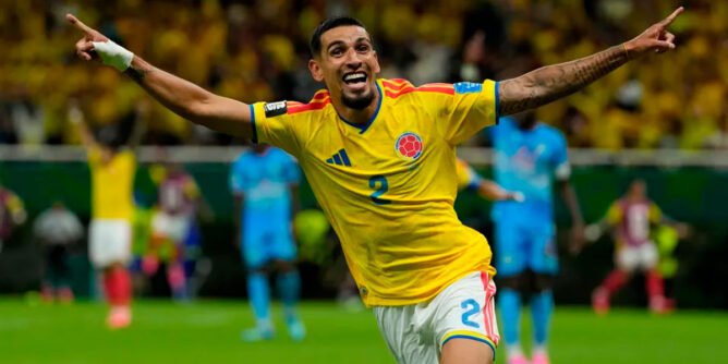 Daniel Muñoz celebra el gol de Colombia frente a RD Congo
