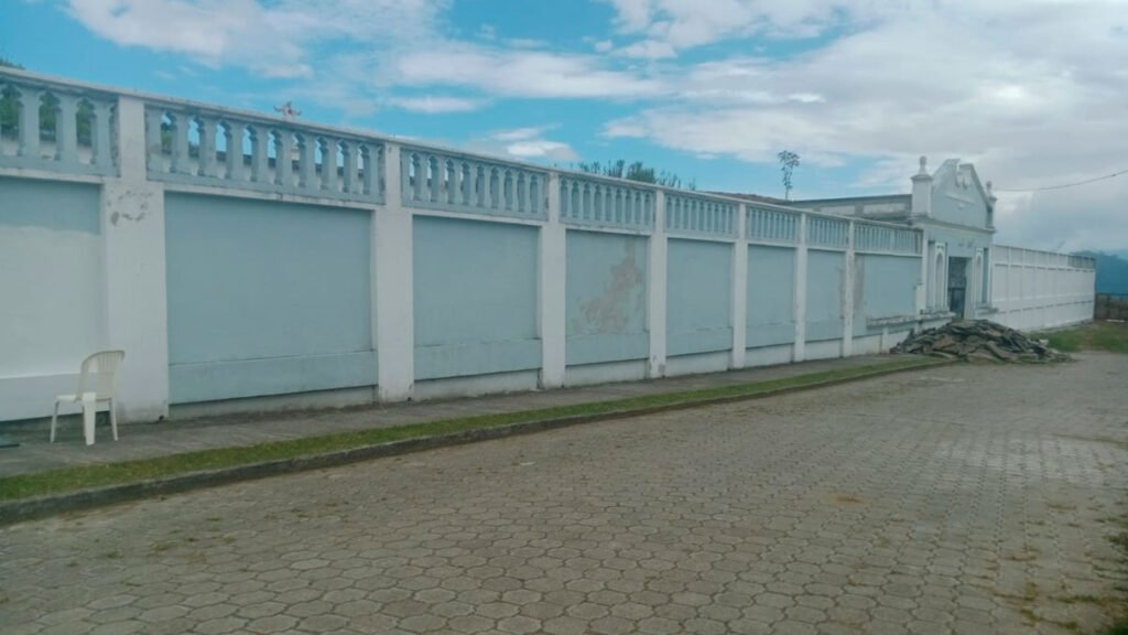 Fachada del cementerio parroquial de Sandoná