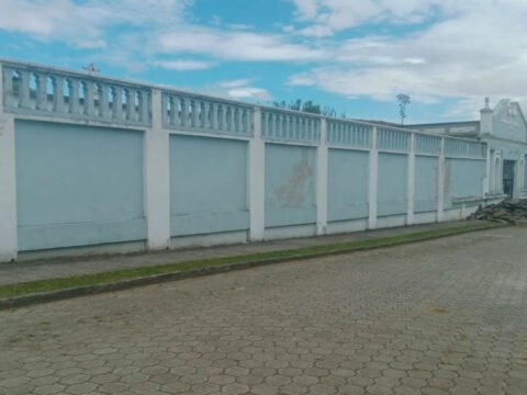 Fachada del cementerio parroquial de Sandoná