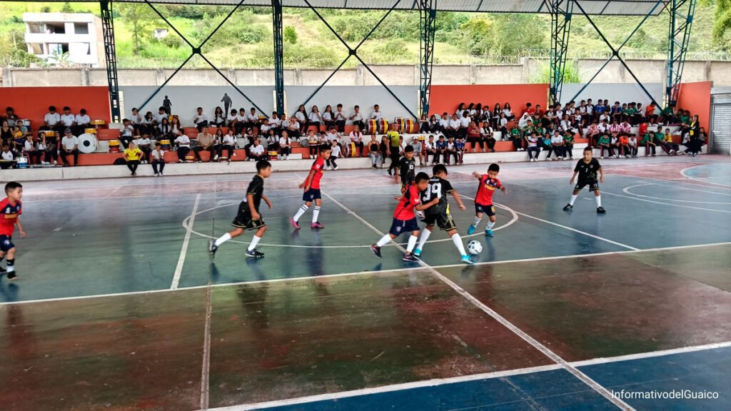 Partido de microfútbol infantil