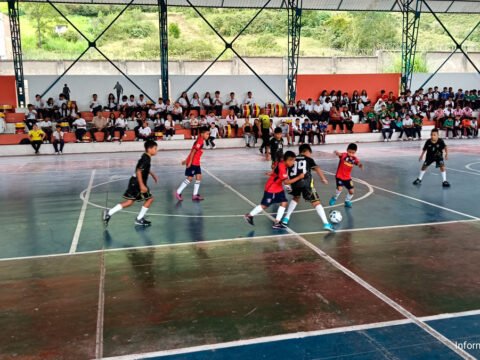 Partido de microfútbol infantil