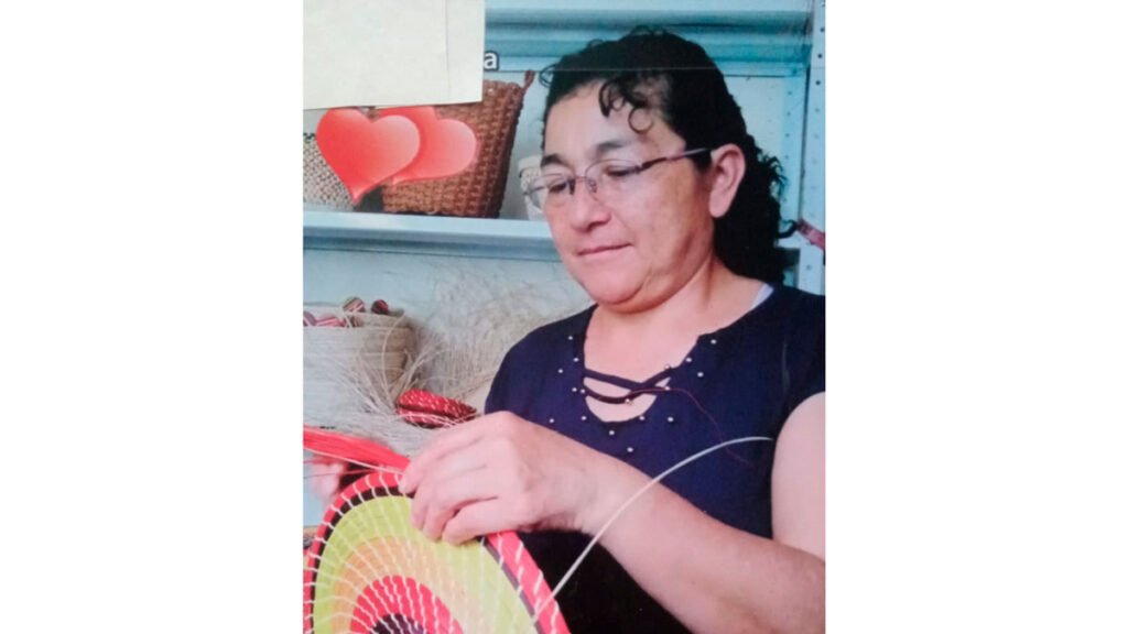 maestra artesana Ritha Coronel Guerra