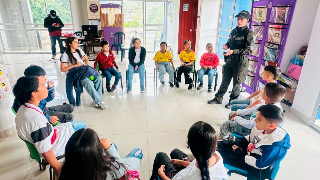 Actividad con niños de la Policía en Buesaco