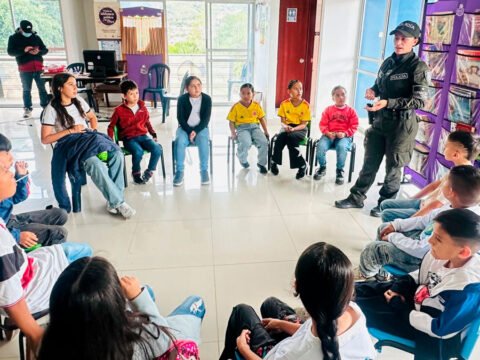 Actividad con niños de la Policía en Buesaco