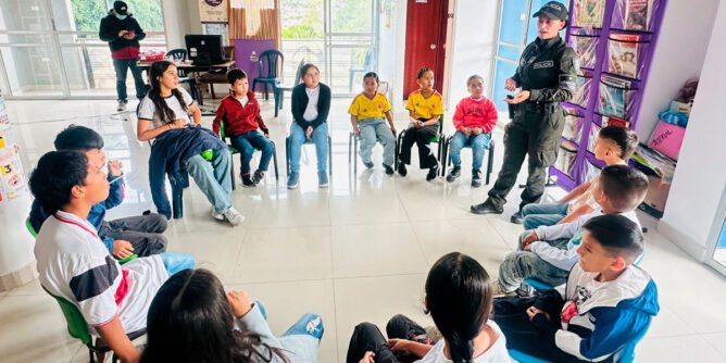 Actividad con niños de la Policía en Buesaco