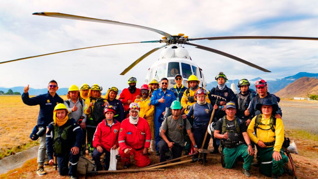 Bomberos luego de controlar el incendio del cerro Aminda