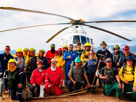Bomberos luego de controlar el incendio del cerro Aminda