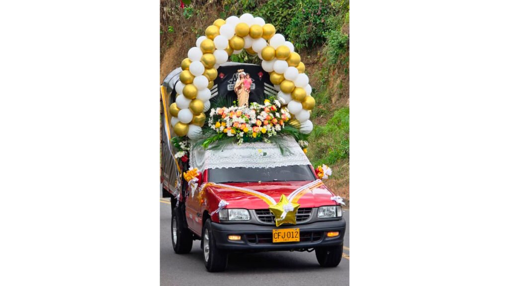 Carroza con la imagen de la Virgen del Carmen