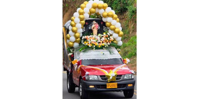 Carroza con la imagen de la Virgen del Carmen
