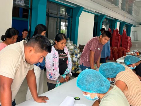 Entrega de canastas alimentarias