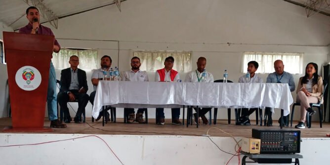 Entrega de páneles solares al colegio de El Ingenio