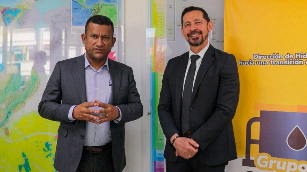 Gobernador con el director de hidrocarburos