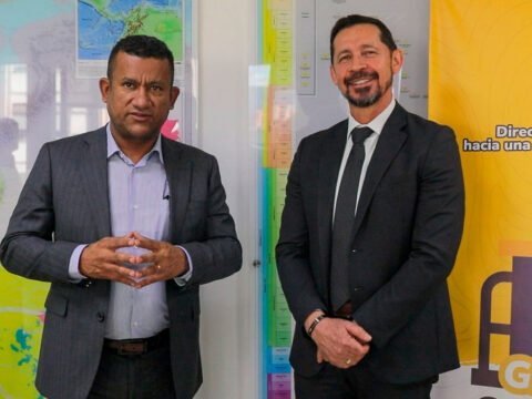 Nuevo Plan de Abastecimiento fortalecerá el suministro de combustibles en Nariño Gobernador con el director de hidrocarburos
