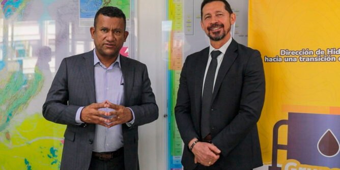 Gobernador con el director de hidrocarburos