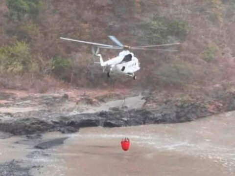 Incendio forestal en Cumbitara logra control parcial con apoyo aéreo; continúan las operaciones para extinguir las llamas Helicóptero MI-17 para controlar el incendio de Cumbitara