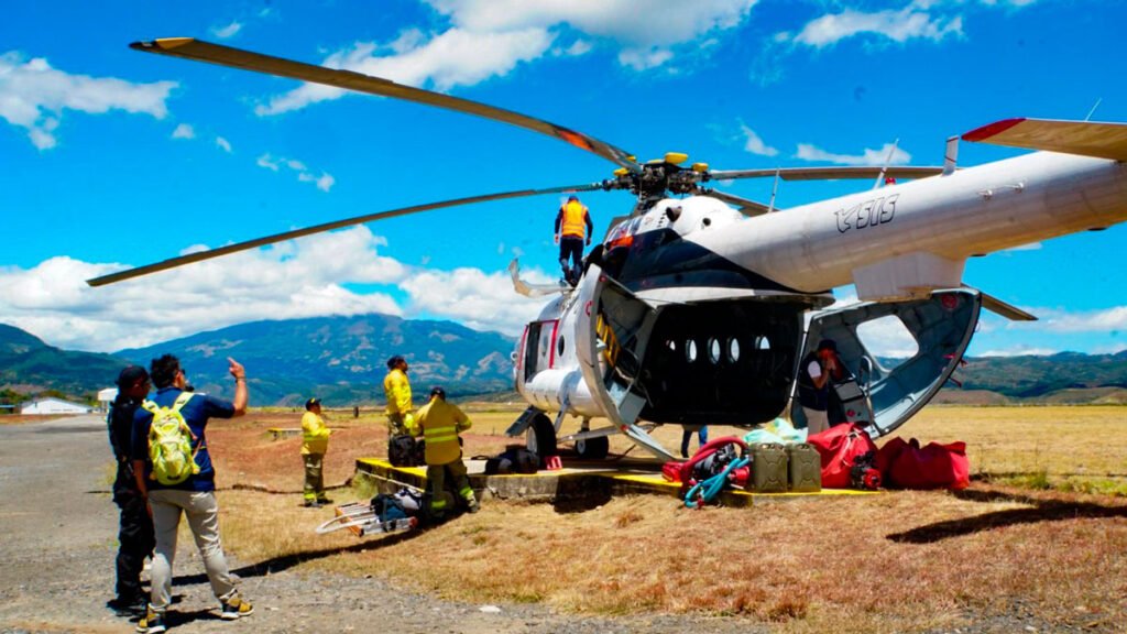 Helicóptero que controló incendio en Cumbiatara