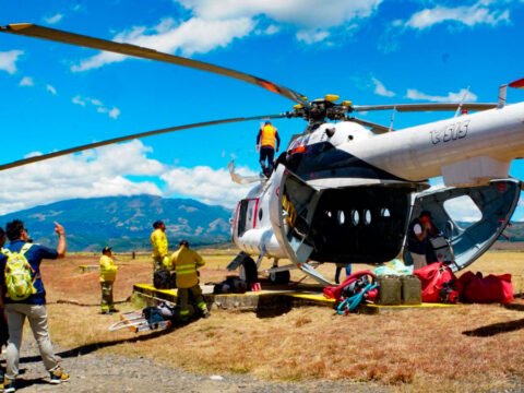 Helicóptero que controló incendio en Cumbiatara