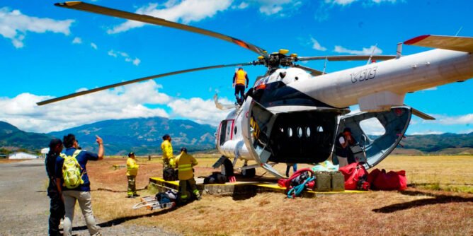 Helicóptero que controló incendio en Cumbiatara
