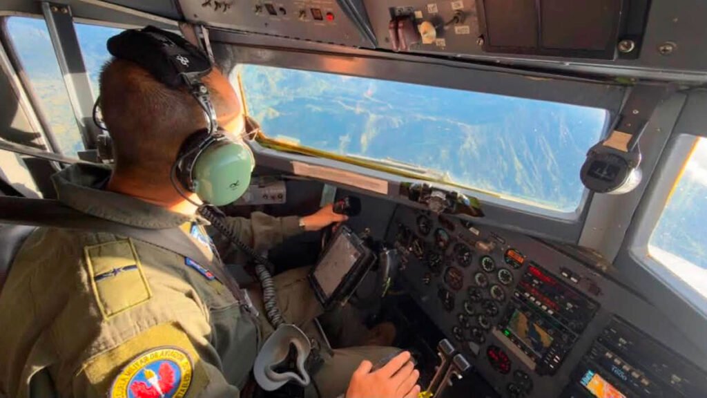 Piloto de un avión de la FAC