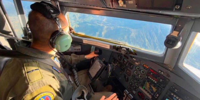 Piloto de un avión de la FAC