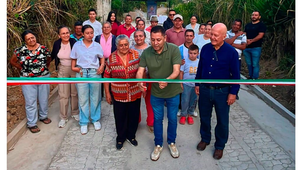 Placa huella en la vía de acceso a la vereda Cruz de Arada