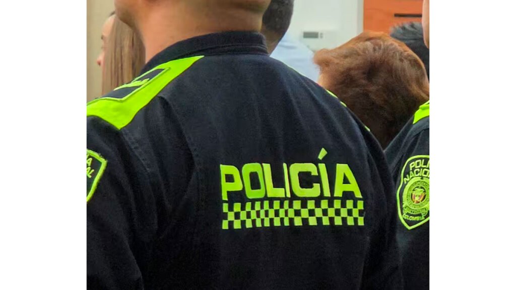 Policía de espaldas