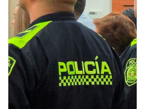 Policía de espaldas