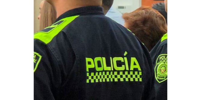 Policía de espaldas