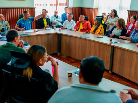 Reunión para tratar el tema del precio de combustibles