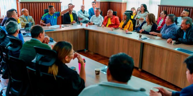 Reunión para tratar el tema del precio de combustibles
