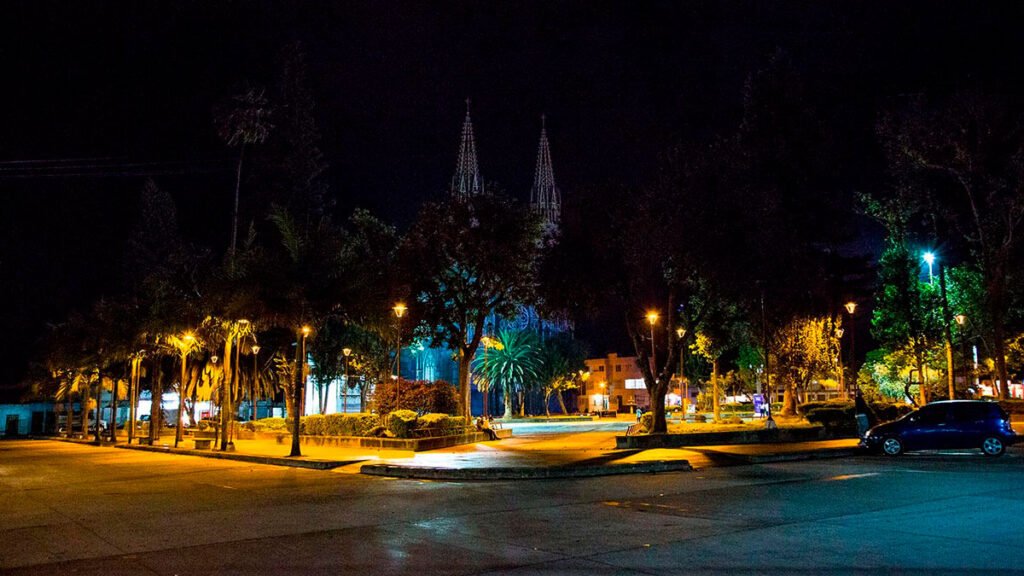 Parque de Sandoná en la noche