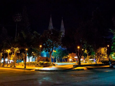 Parque de Sandoná en la noche