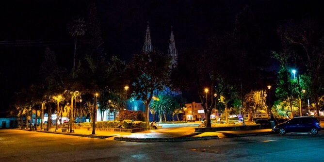 Parque de Sandoná en la noche