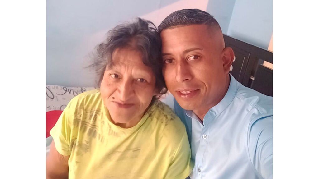 Yeison Lemus Álvarez con su madre