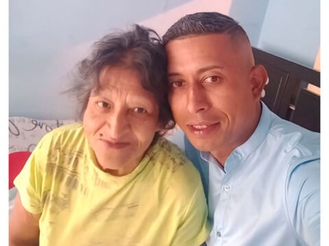 Yeison Lemus Álvarez con su madre