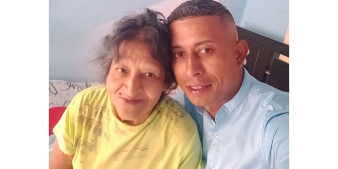 Yeison Lemus Álvarez con su madre
