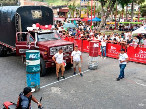 Camión en la gincana de Sandoná